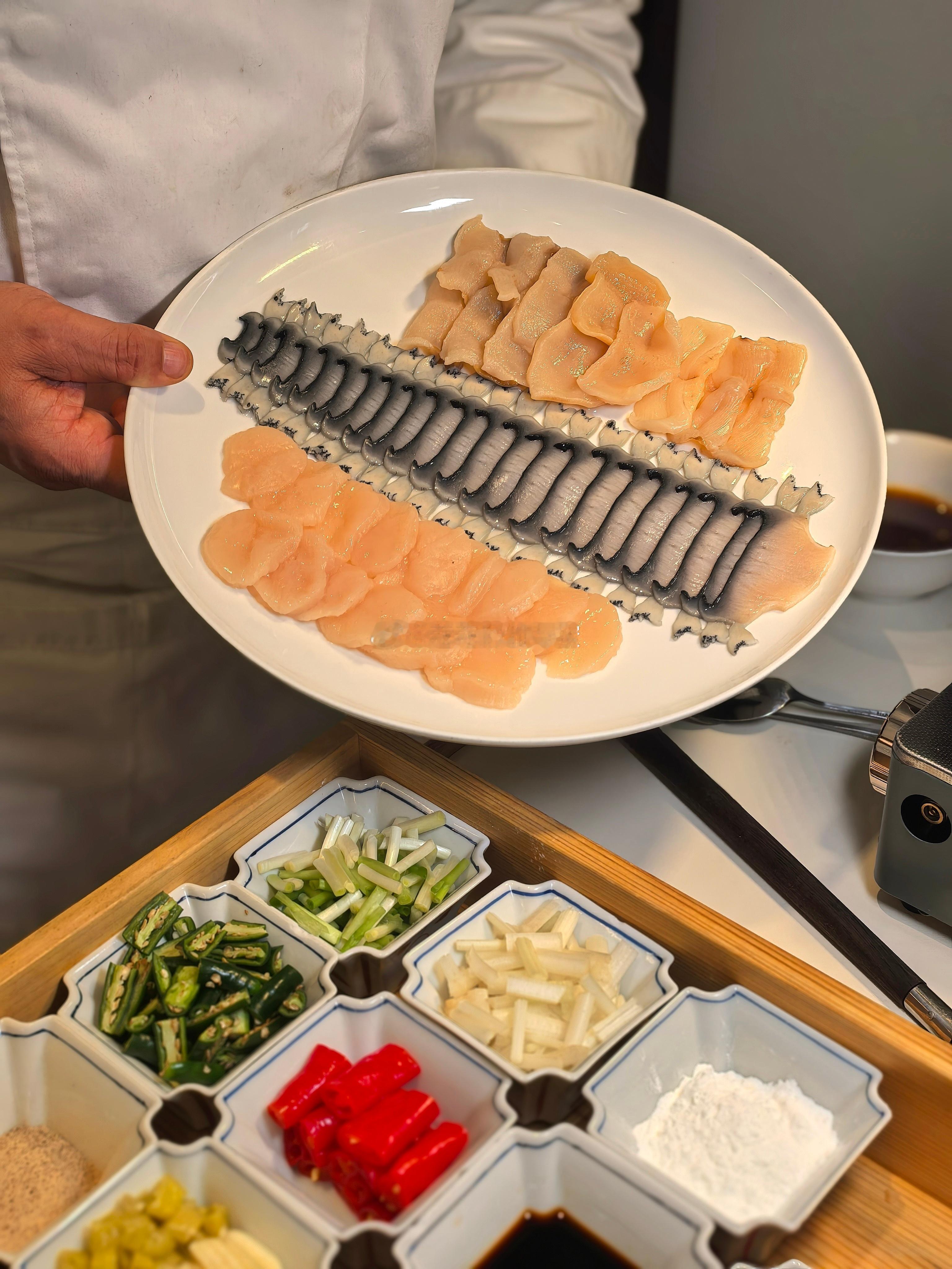 腊雪陈香，今年的【1996腊肉宴】腊肉宴再度升级。四川峨边以熟料散养一年的土猪，