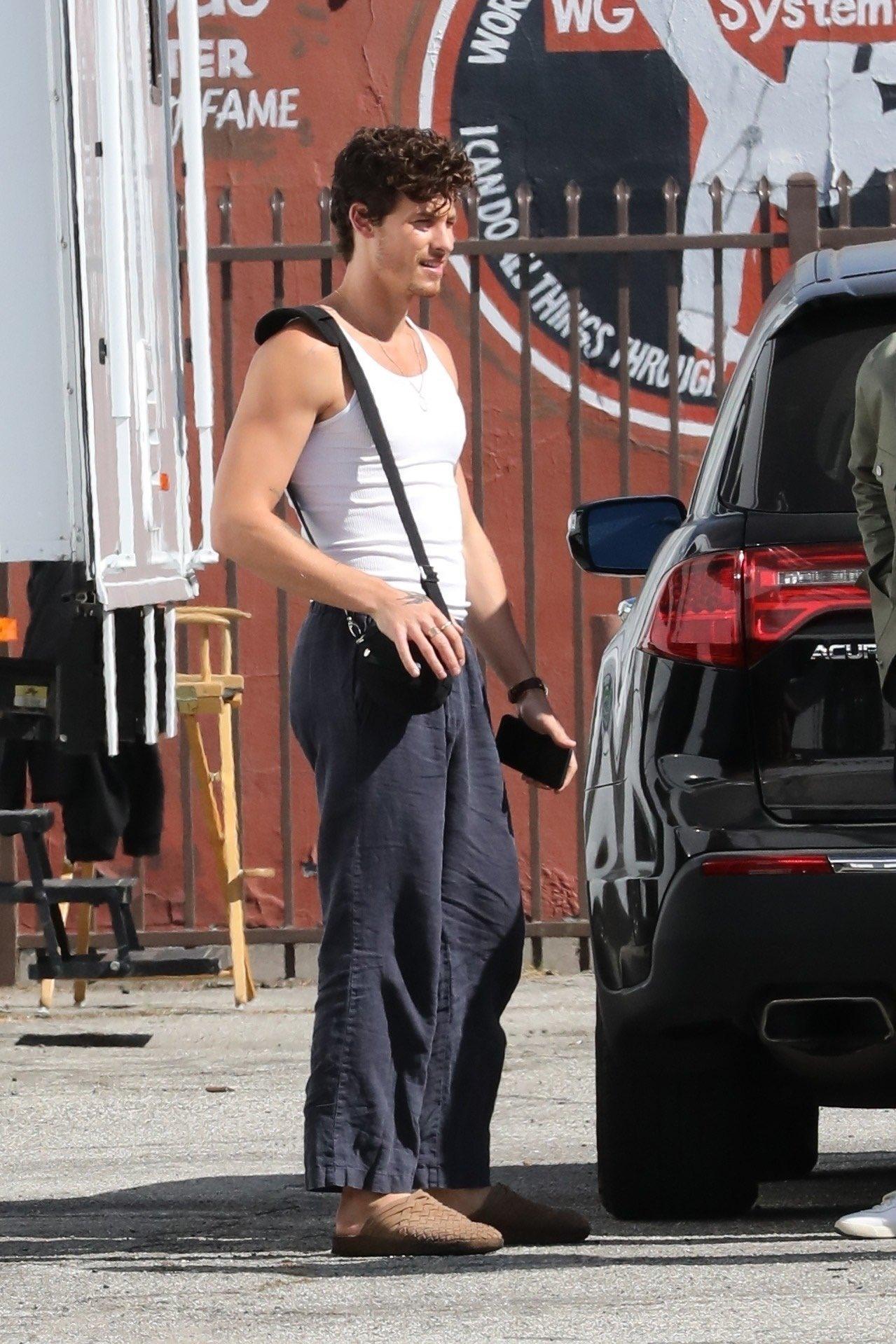 Shawn Mendes 最新街拍，我依然可以。
我轻轻地问自己，何必想你？但究