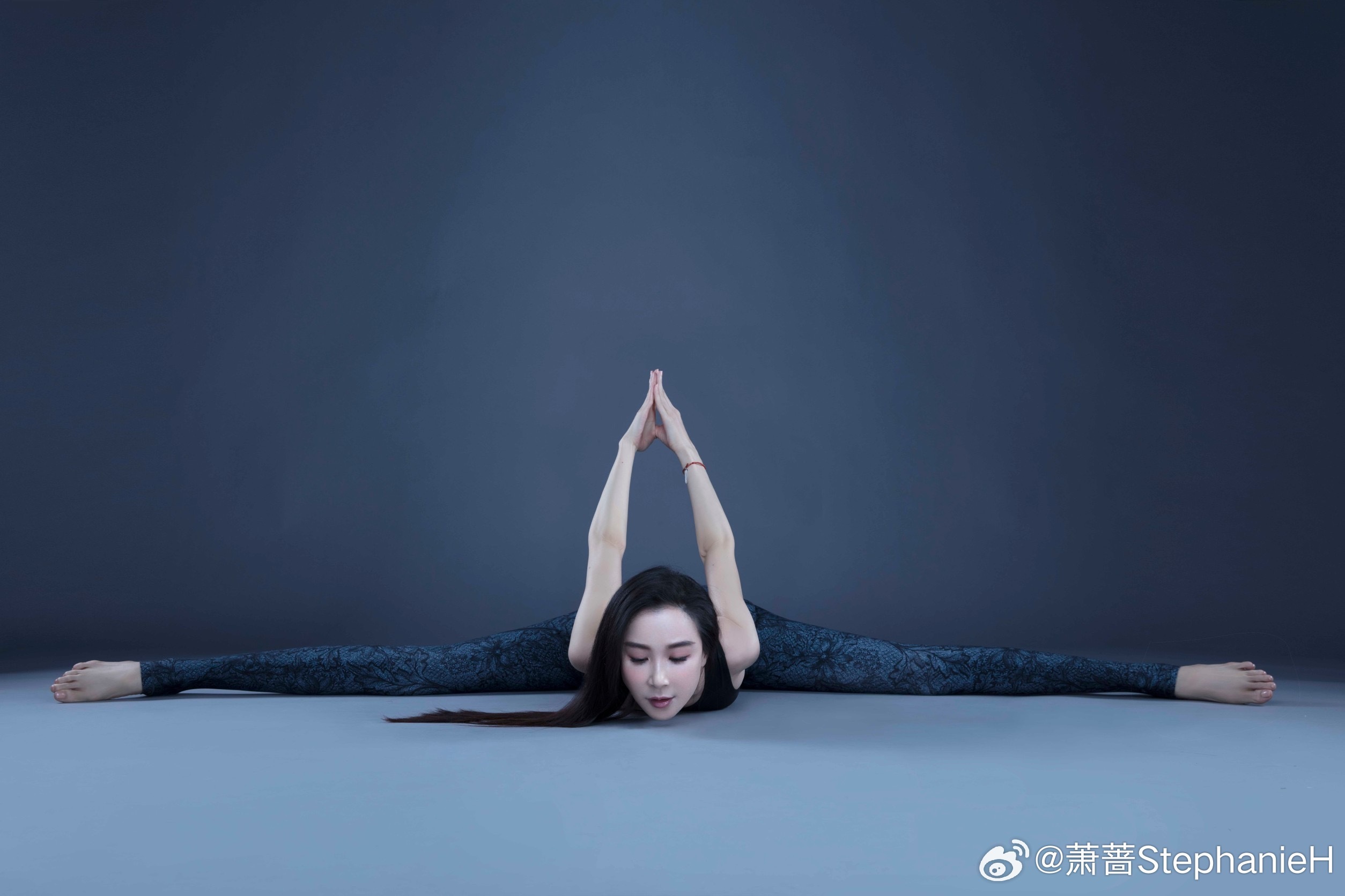 我笑得，才看见萧蔷自己官宣要来浪，用的是自己做瑜伽，整个人拗成海平面升起一座金字