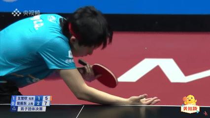 樊振东和王楚钦打出的一球，被邓亚萍称作，攻防转换的最强教科书！

大头发球后，