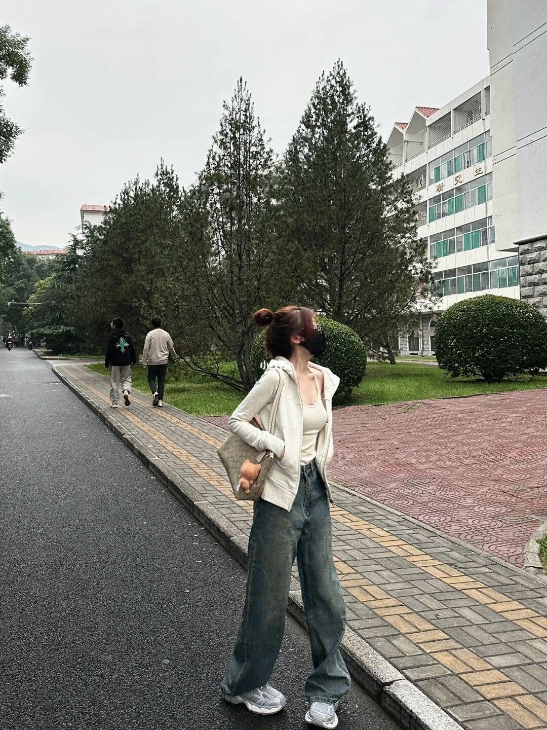 简单上课穿搭