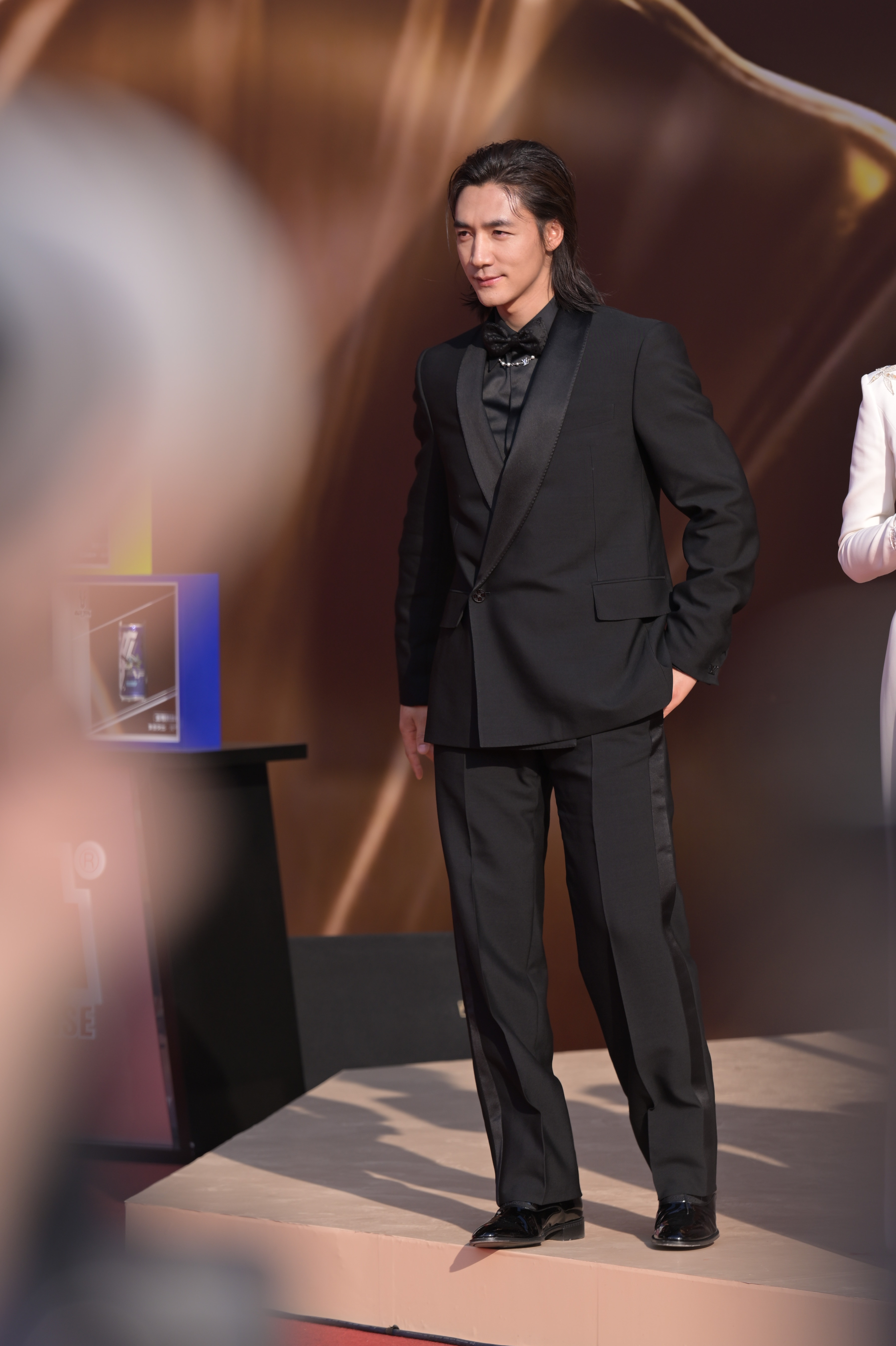 此沙利落背头长发此沙狼尾长发西装造型CMG红毯生图释出，野性质感与凌厉气场交织，