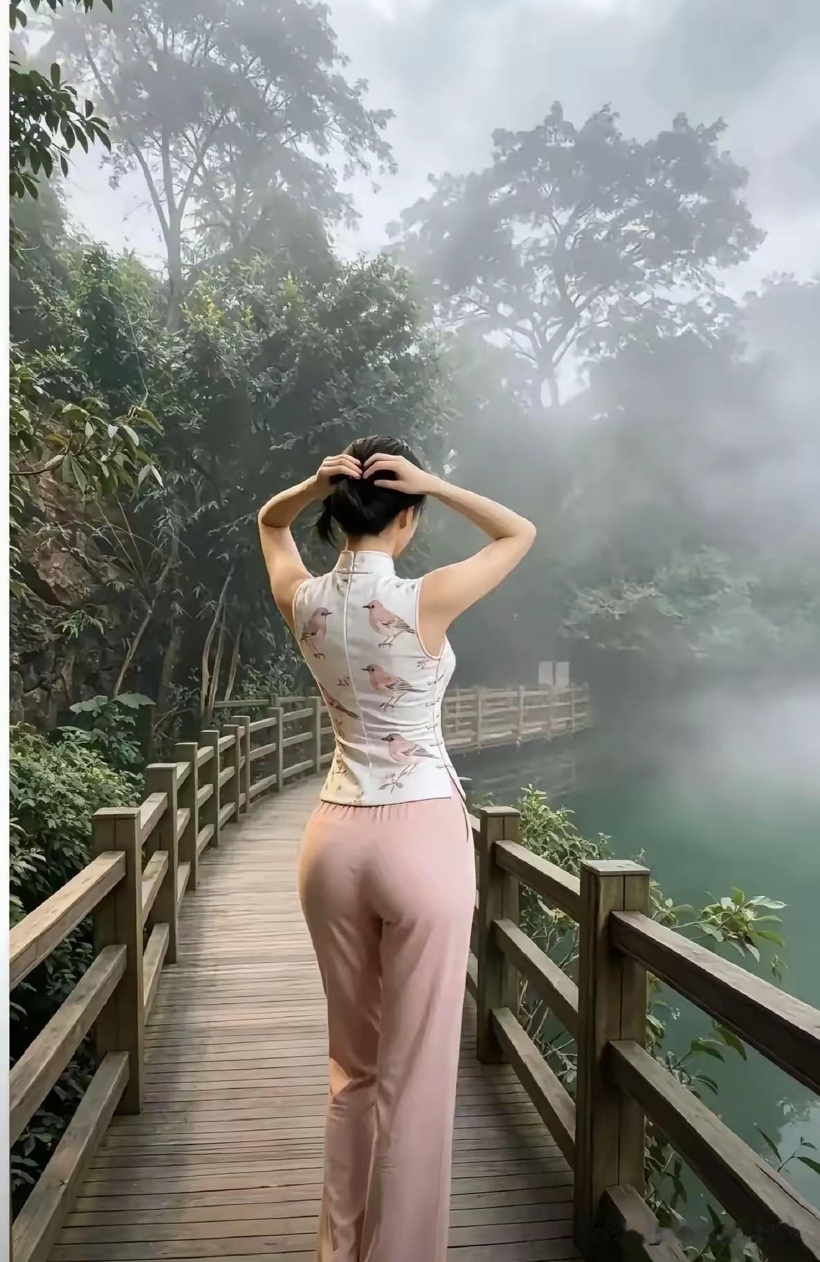 云雾绕青山，碧水伴长廊，置身清幽山林之间，内心瞬间安静下来。
 
木栈道沿着湖水