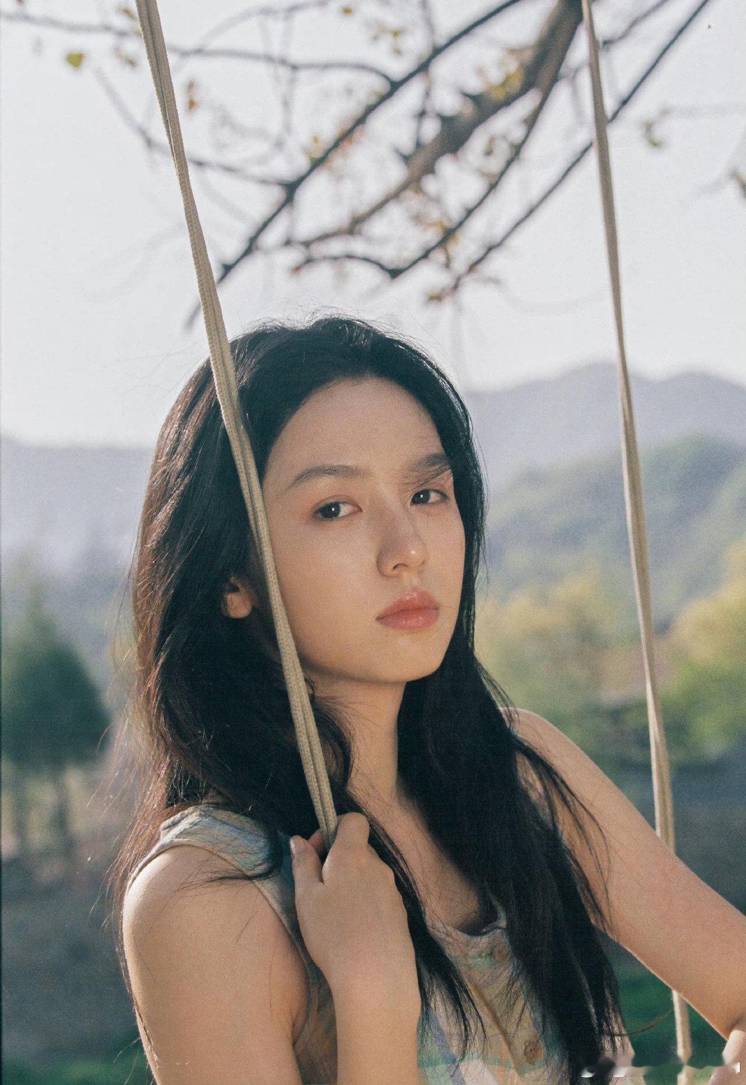 据悉，爱奇艺年代剧《1983 我来了》改编自宝妆成小说《重生八零：媳妇有点辣》，