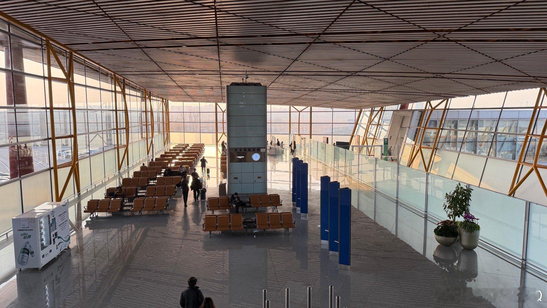 今天罕见地踩点最后登机，主要原因嘛是今天去参加一个棚拍，前面的媒体拖堂，延迟下班