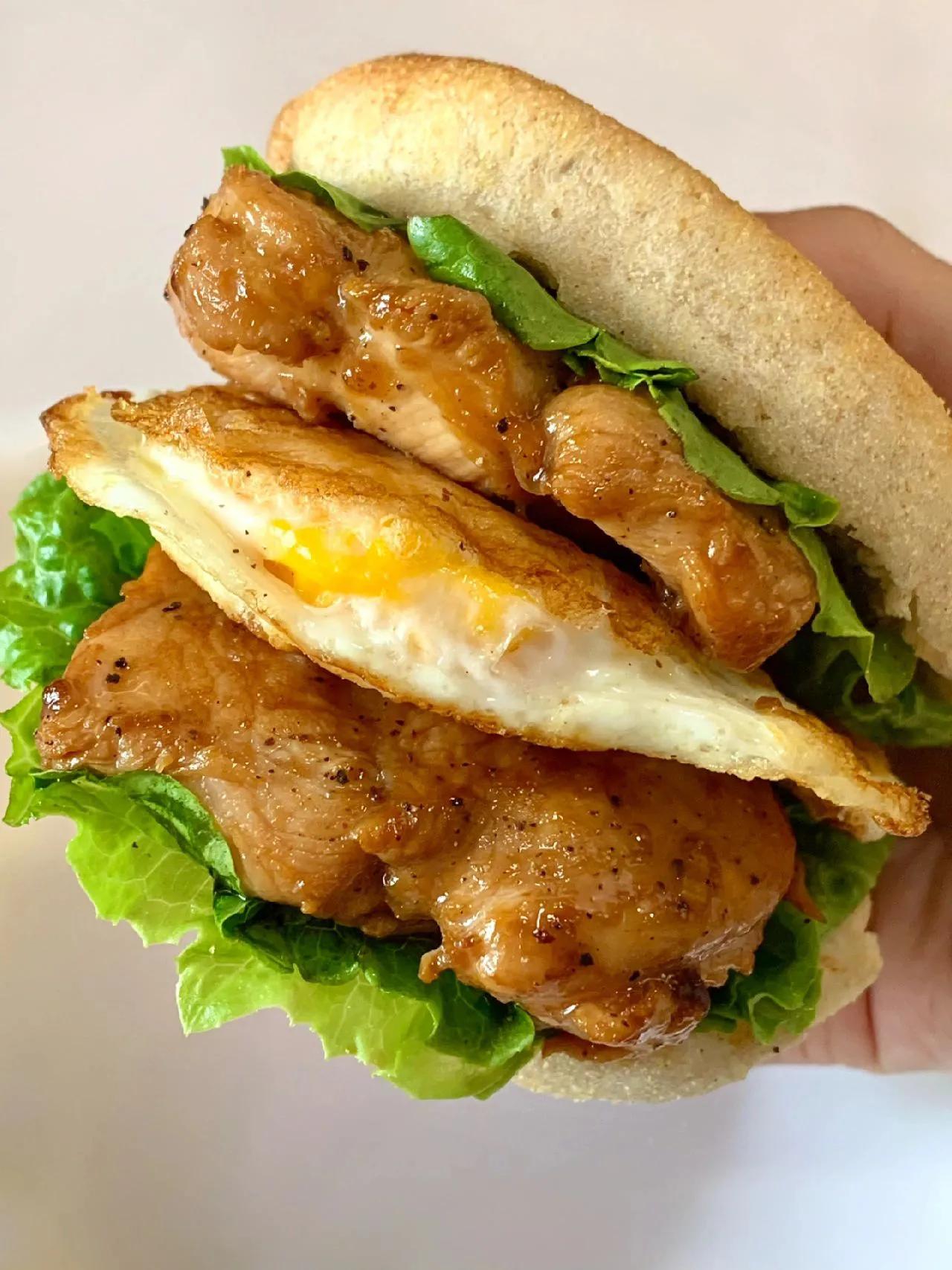 救命!减脂人也能实现吃汉堡自由了!
       鸡扒这样做椒香嫩滑!加上鸡蛋和