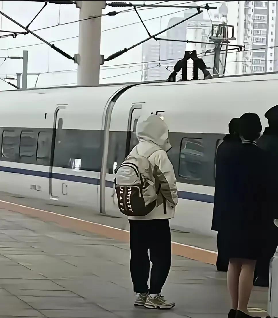 莎莎，人间小天使！

第一，低调出行，路人偶遇，居然没认出来！
第二，没有华服加