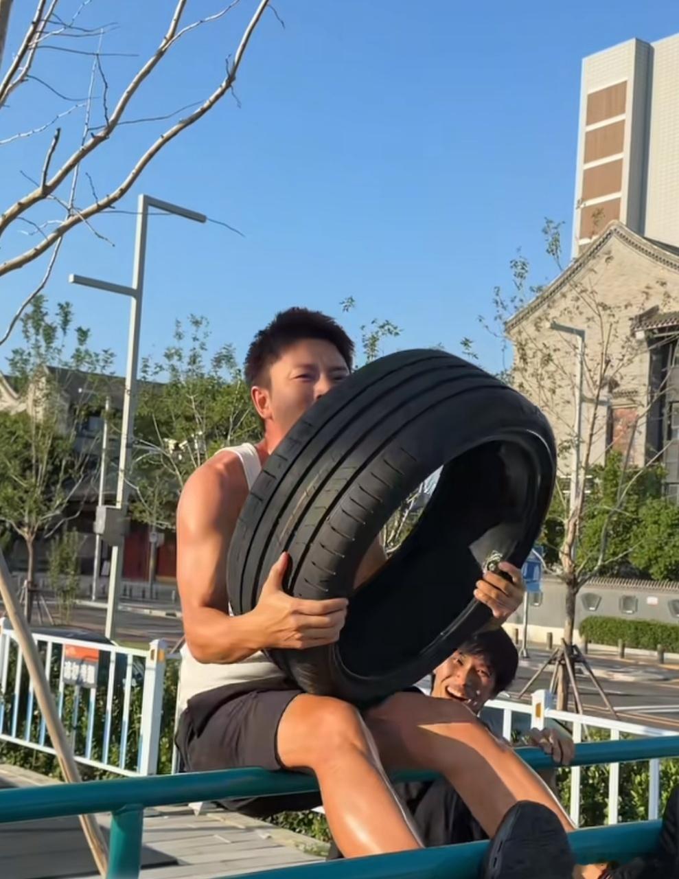 花小龙也没放过贾乃亮贾乃亮花小龙这期强度太高了 全程都能够咬牙坚持，其实我觉得这