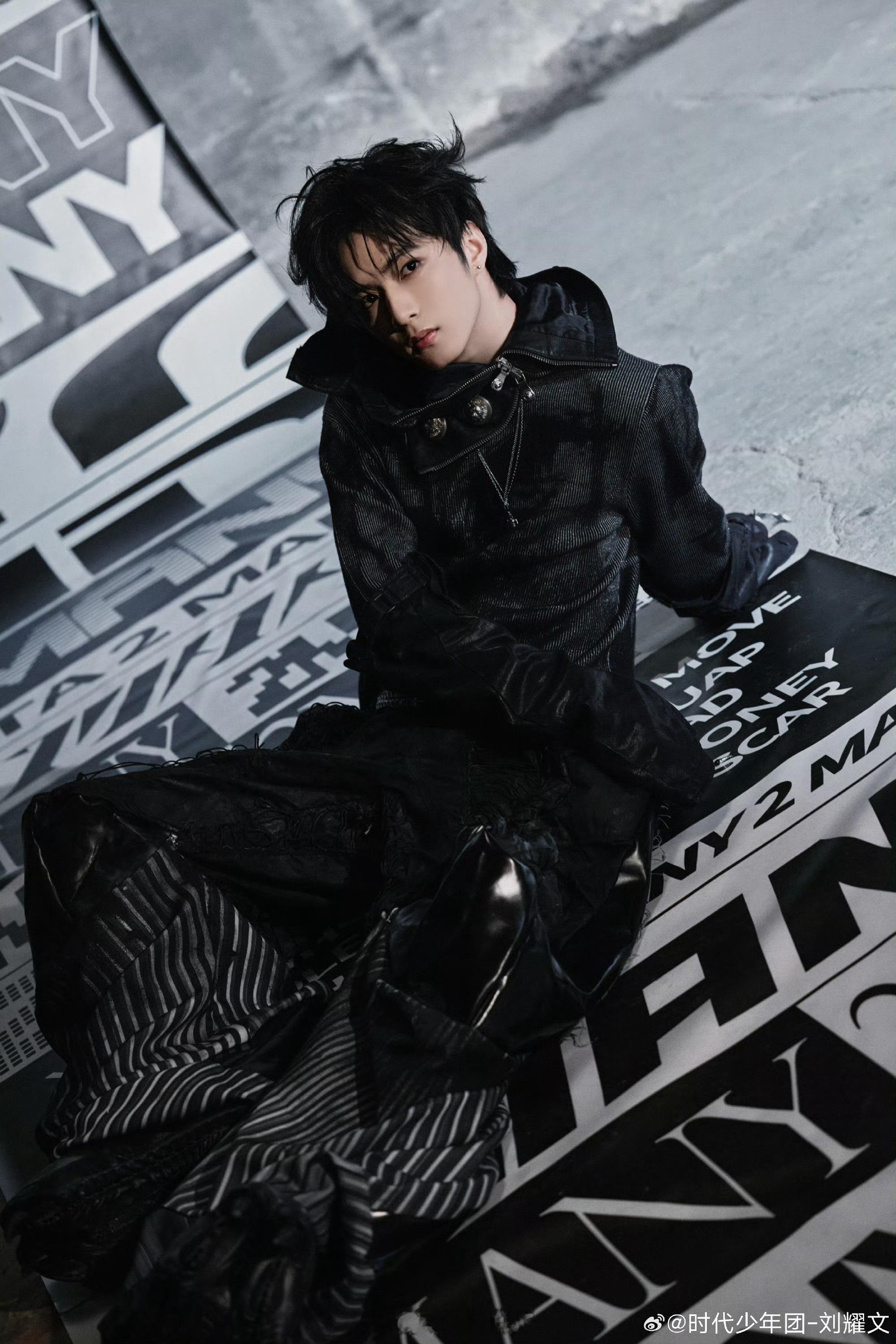 派酱安利 刘耀文的脖套是裙子改的这组造型完全野性与时尚感拉满了脖套居然是裙子改的