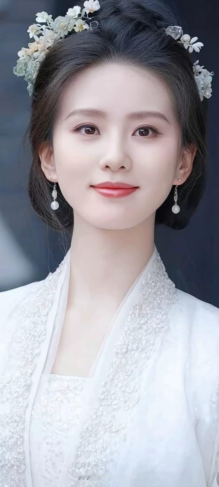 温婉优雅的古典美人，花环点缀发髻，珍珠耳环点缀，宛如古代仕女图。