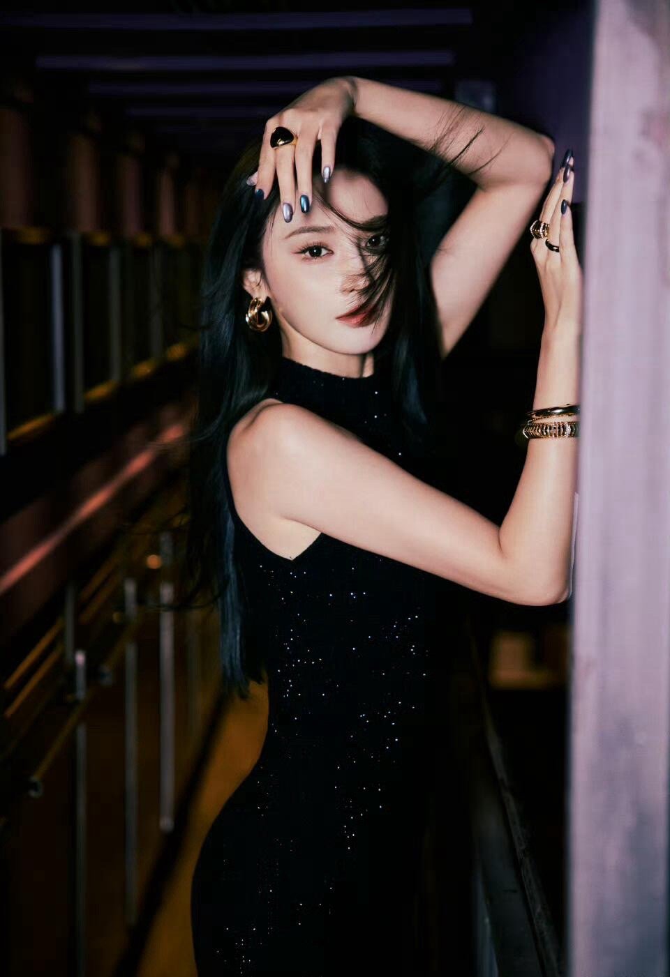 彭小苒换美甲了 彭小苒的美甲换季比衣柜还及时！七彩糖果色跳跃在指尖，比春日花园还