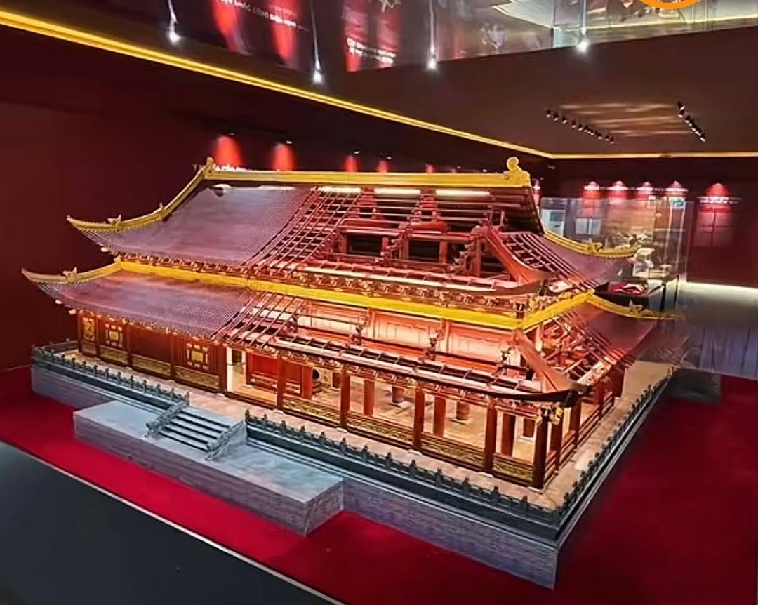 有点意思！越南宫殿的造型，跟明清故宫建筑几乎一模一样。

越南怎么说呢，曾经都离
