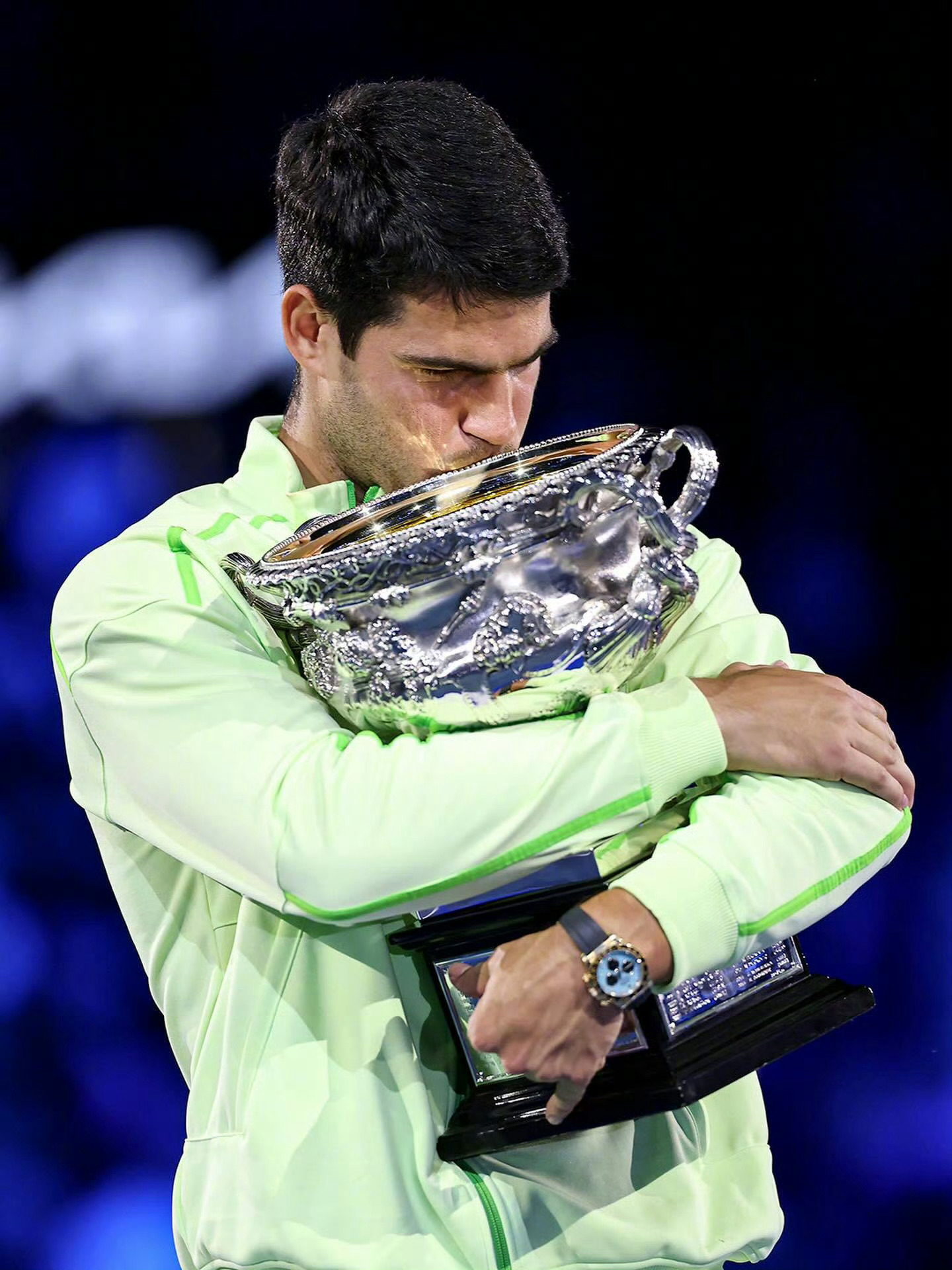 皇马巴列卡诺第49分钟扳平比分，直至第98分钟，对手禁区内解围踢中迪亚斯，裁判判