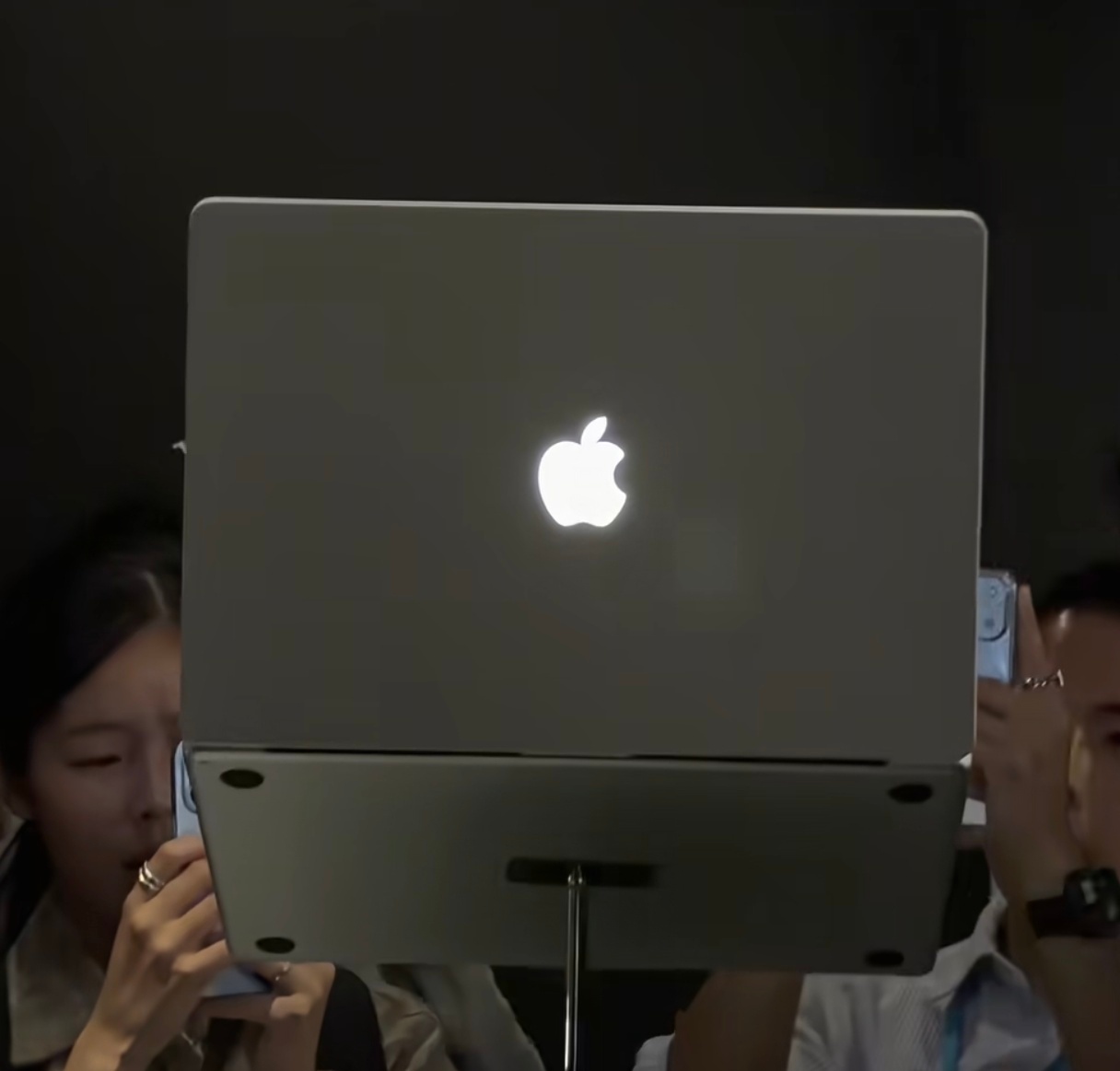 苹果新CEO终于悟道苹果终于意识到买MacBook的大部分都是冲着logo去的了