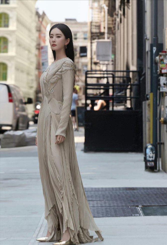 刘诗诗的这天鹅颈堪称完美诠释，所谓人美在骨不在皮，说的大抵便是刘诗诗这般吧！ 