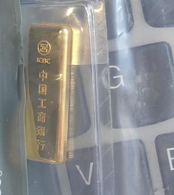 昨天朋友让我赶紧买黄金股票
她说现在的形式包赚的，据我所知她玩股票也有几年时间，