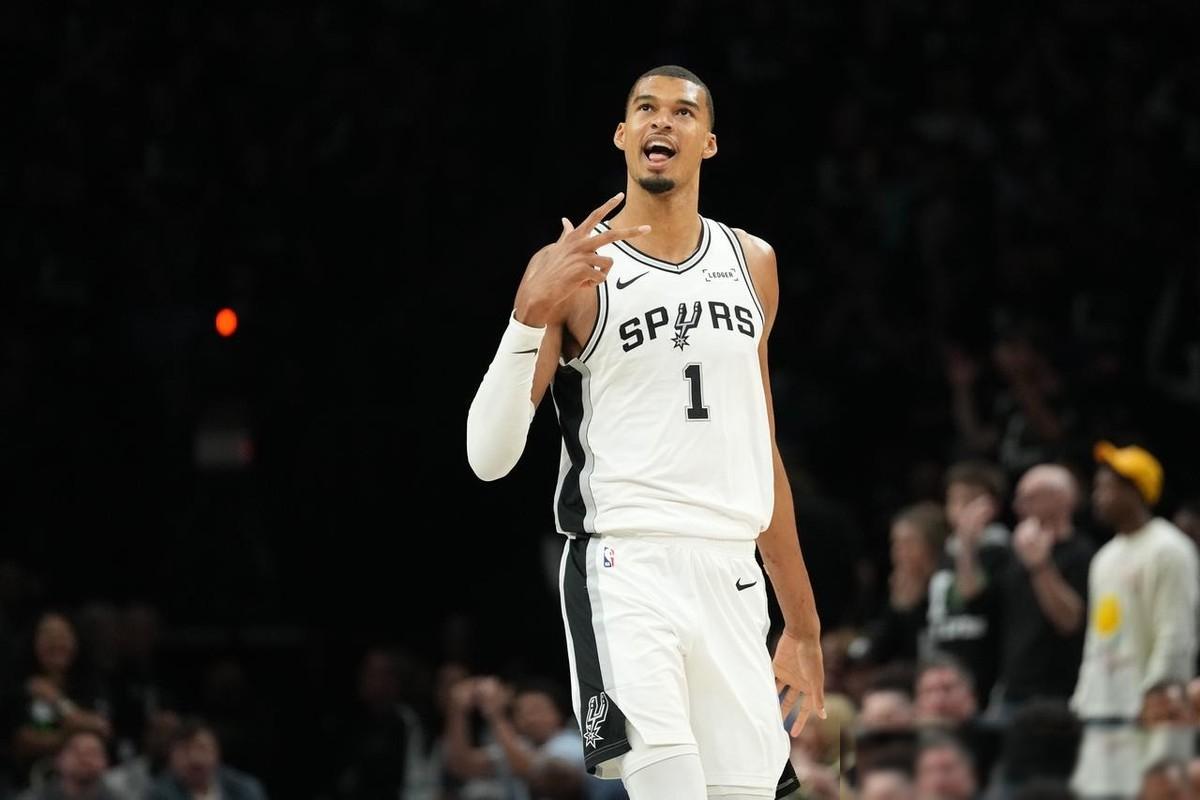 外星人时代！随着马刺队在NBA西部决赛揭幕战中经过双加时击退了俄城青年军，那个法
