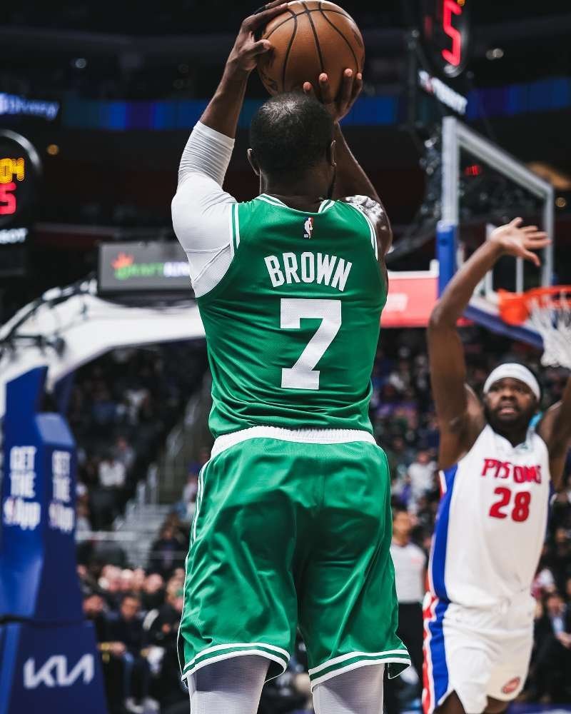 杰伦：“防守和进攻都是挑战。就像今晚，防守坎宁安，追着他跑掩护，全场紧逼，然后，