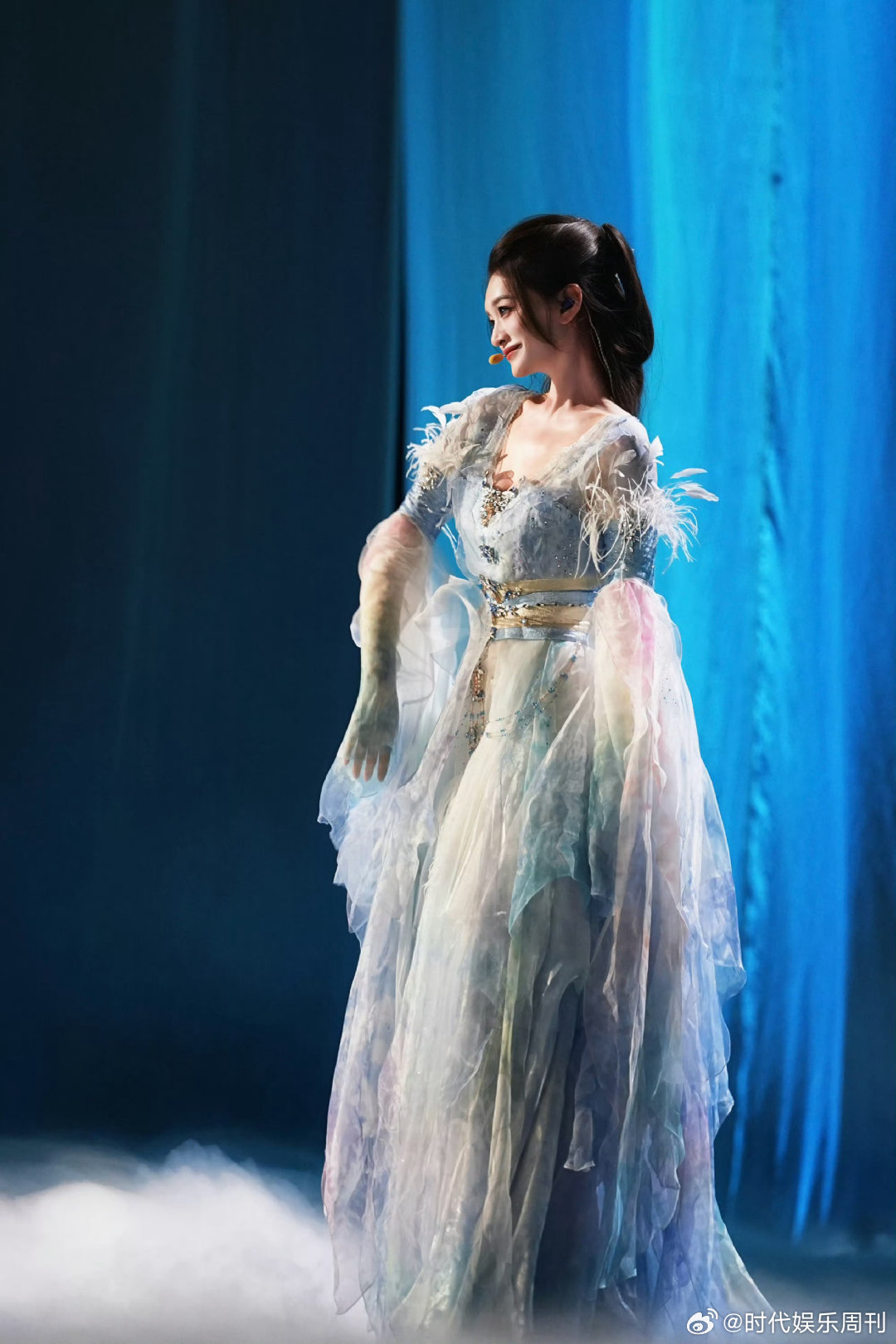 李小冉驯服美瞳太难了 乘风2026 独自尝试佩戴美瞳屡屡碰壁，一次次尝试全都以失