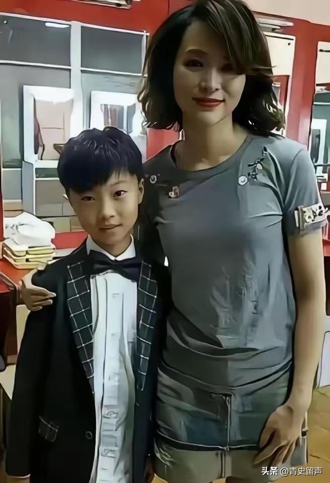 老公欠下9亿巨债，董卿没闹离婚，而是褪去光环回归普通。她穿着素衣给儿子开毕业典礼