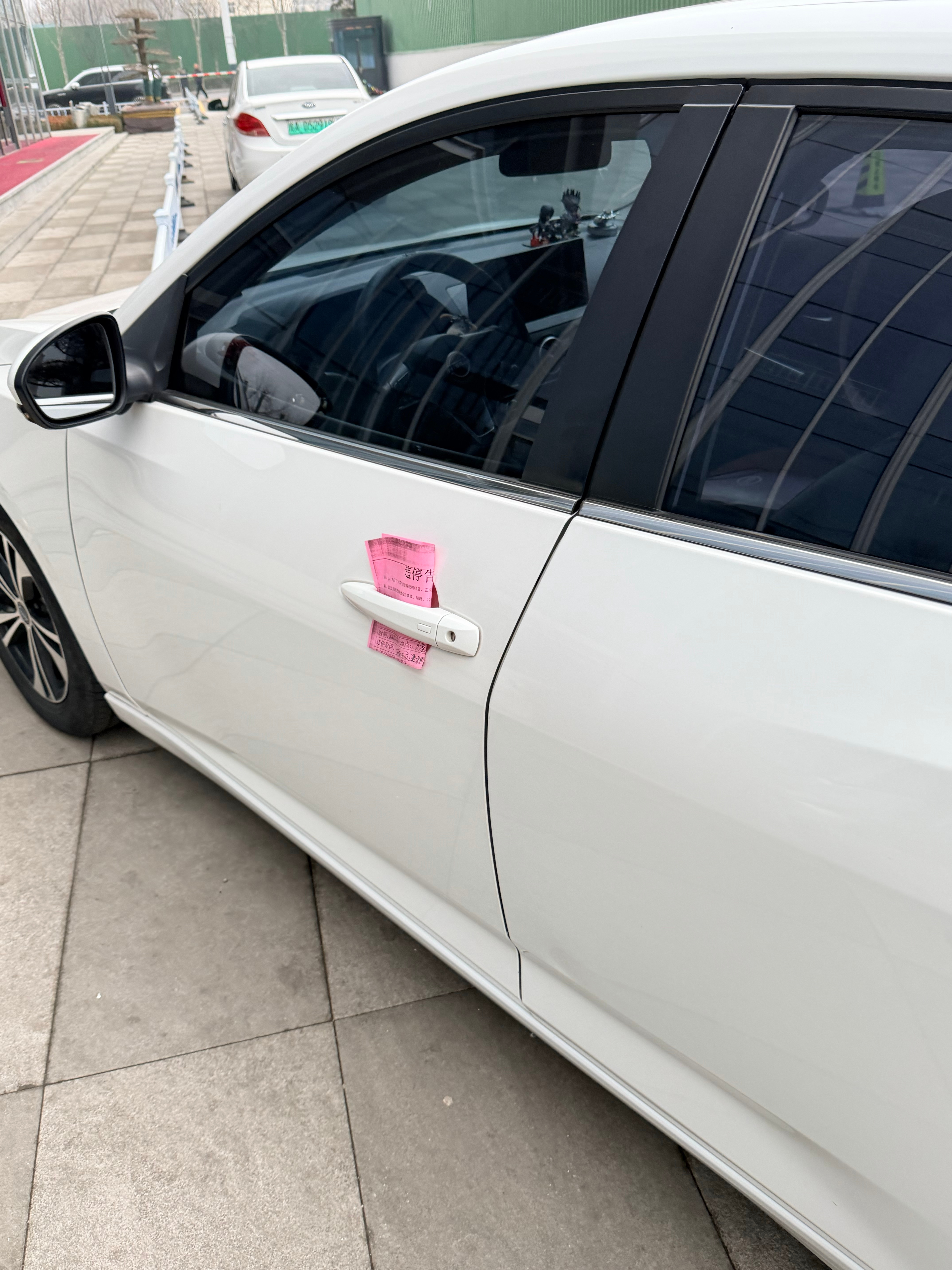 完蛋了，楼上似乎在搬东西，咚咚咚的声音超大，小梦写好稿子，准备拍视频了，但是这…