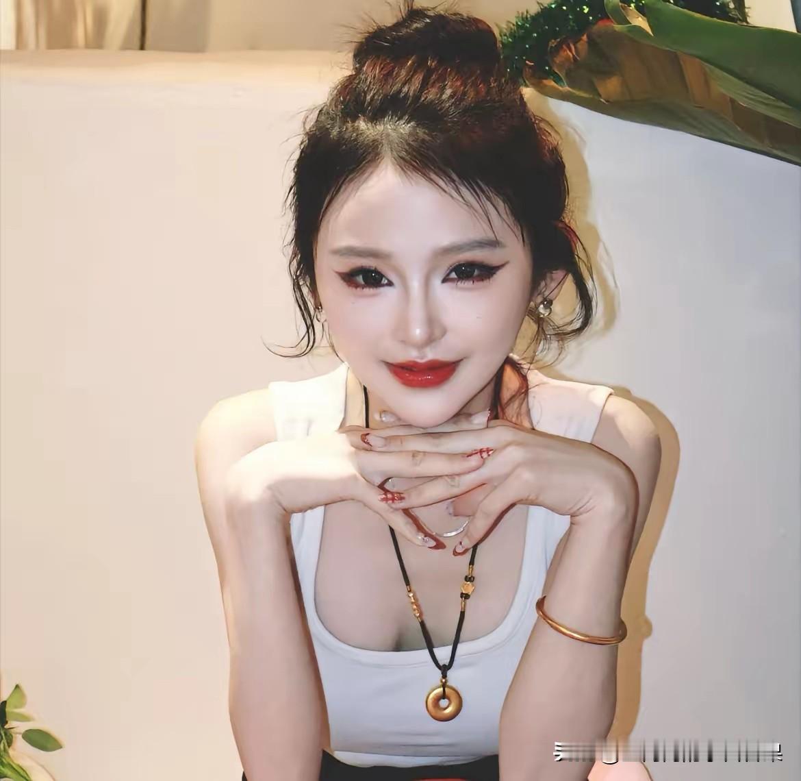 哎呀妈呀，刷到这条消息心里咯噔一下！
突发噩耗，百万吃播网红莹莹，本名陈紫怡，才