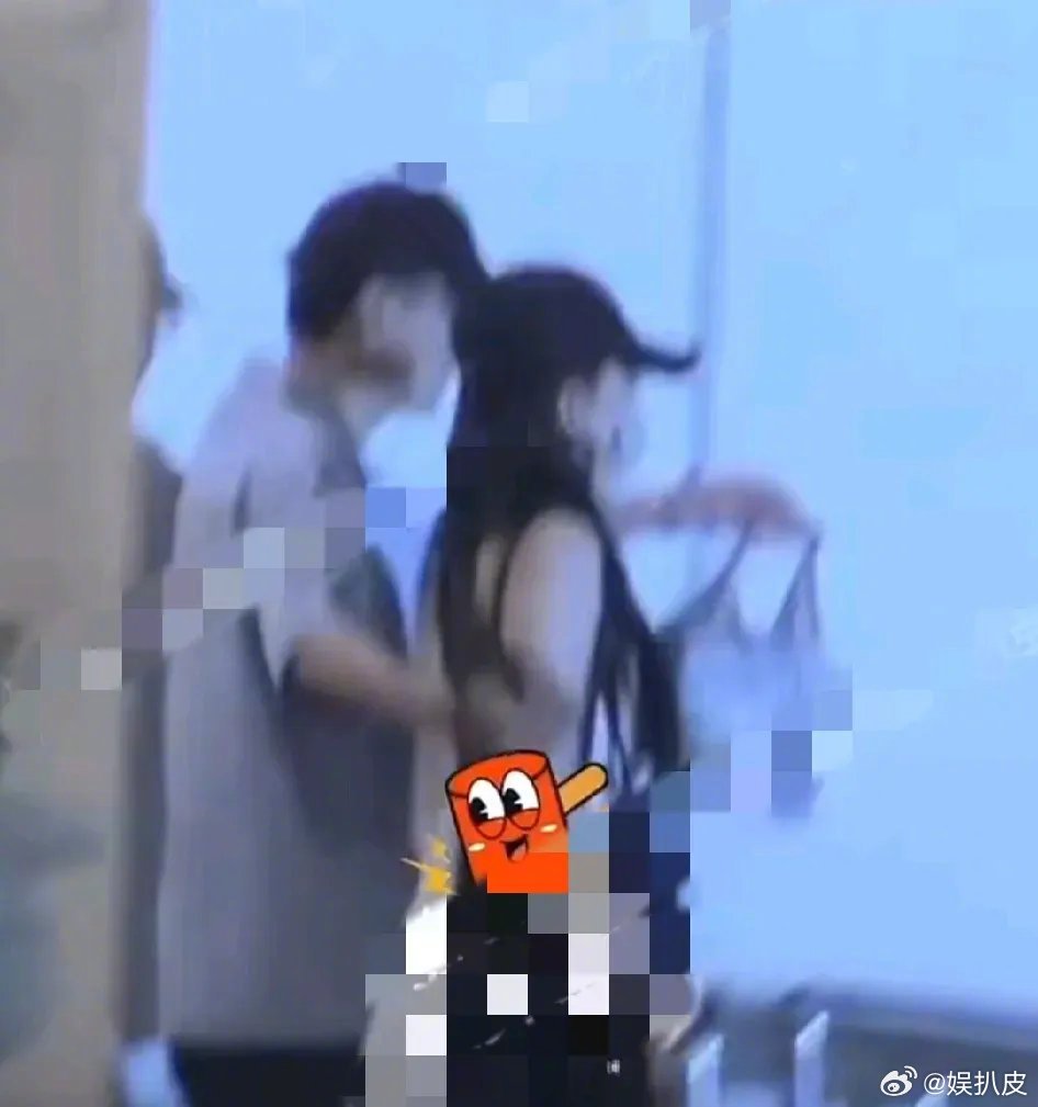 #张婧仪刘冲 闺蜜#目前张婧仪对此事并没有任何回应，但就视频来看，现场还有其他人