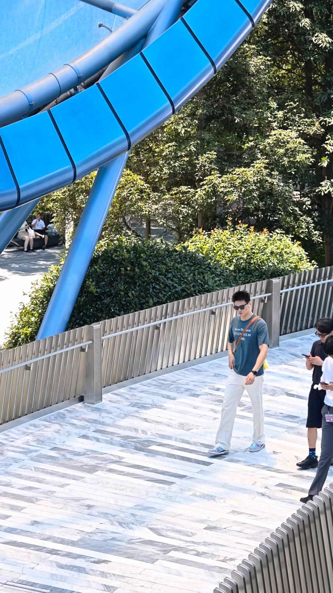 迪士尼偶遇孙杨网友迪士尼偶遇孙杨 迪士尼偶遇孙杨！！！孙杨身材真的没得说，俯拍比