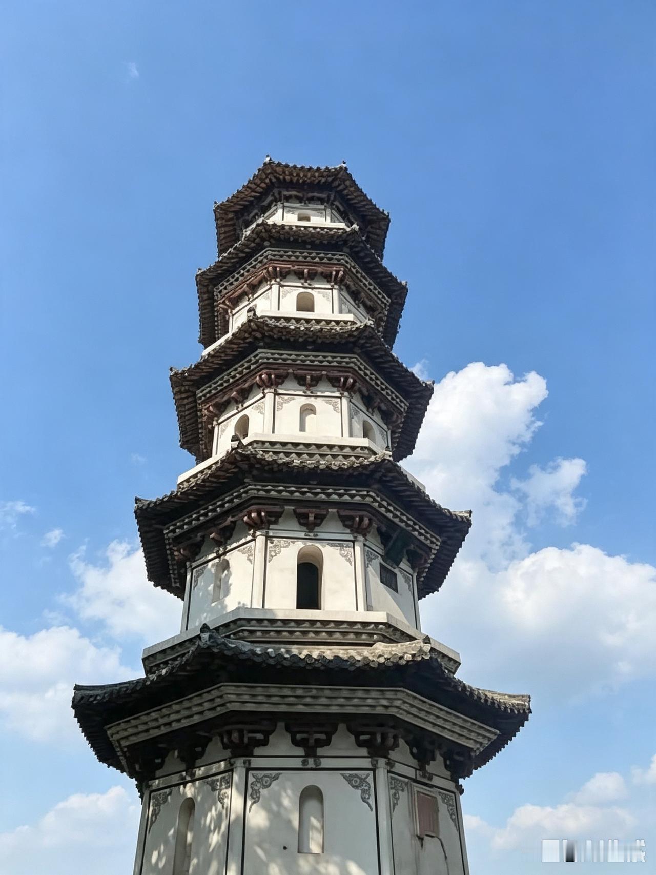 文峰塔又称文星塔、南门塔，始建于明代，寄托古人文运昌盛的祈愿。昔日伫立城南郊野，