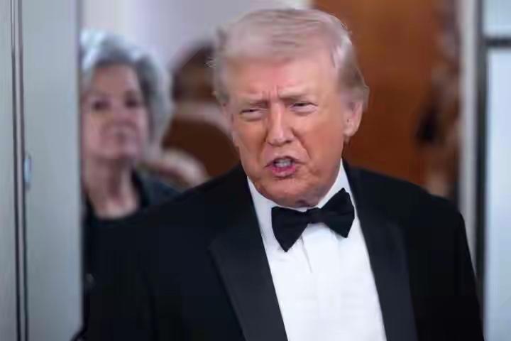 4月1日，美媒报道，美国总统特朗普在白宫发表讲话时声称，在美以实施密集打击后，伊