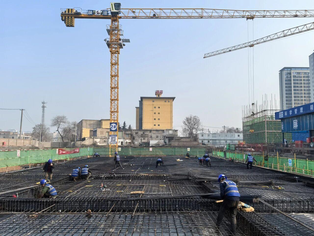 西安市重点民生工程“西安浐灞国际港第九小学项目”进度条刷新，项目呈现出一片“大干