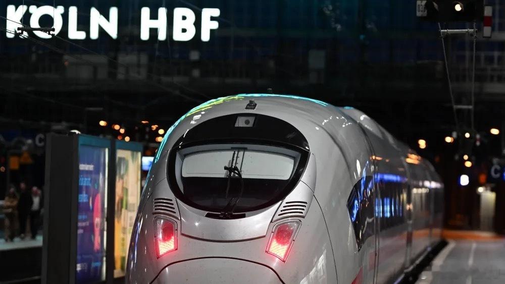 虽然鲁尔德比暂时还没有办法在德甲重现，但是不影响两支球队的球迷较劲。本周五，排名