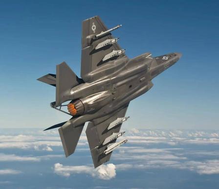 打开各大军事平台，批评 F-35 的声音从来没有断过。机动性偏弱、维护麻烦、妥善