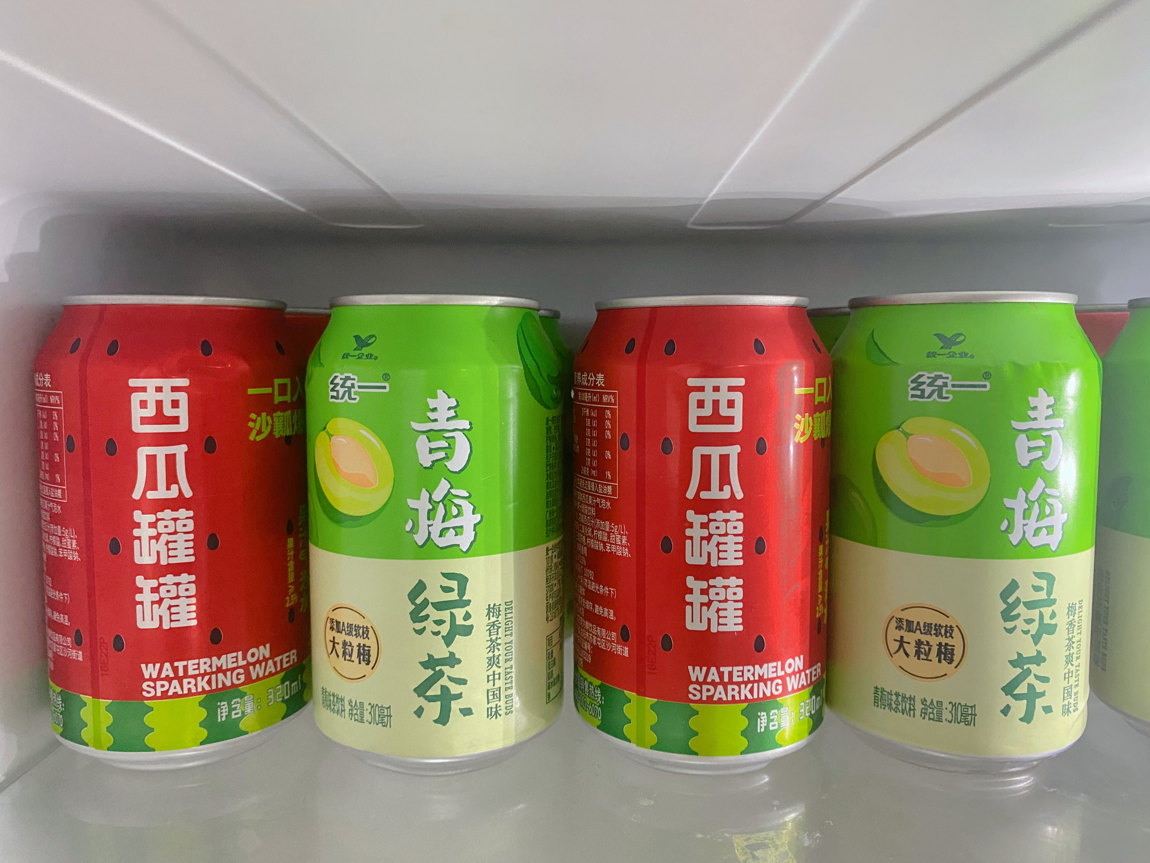丢下一排红红绿绿的饮料 