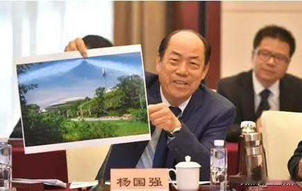 很多人感慨杨国强错失长鑫存储数百亿股权，其实忽略了关键现实。2024年转让股权的