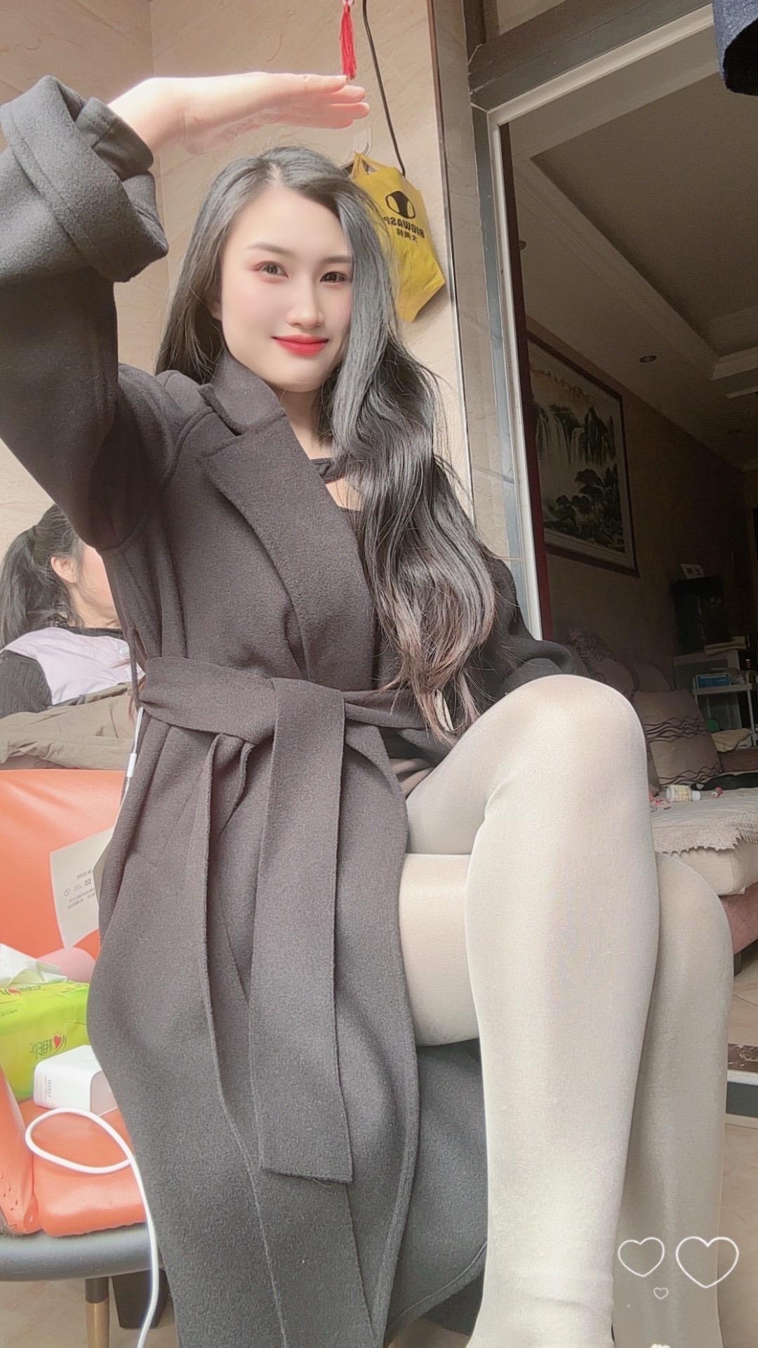 你是喜欢，给你花钱的男人～还是带你搞钱的男人抖音推广 黑色系穿搭 灰丝 @DOU