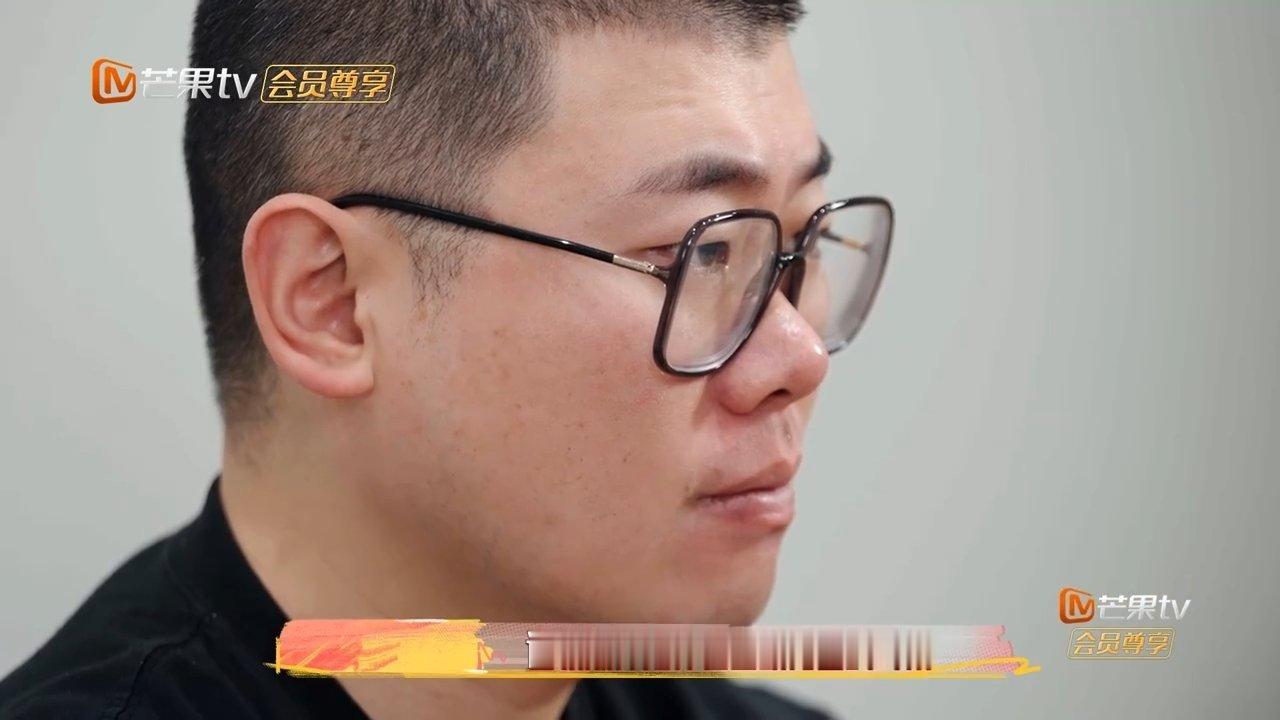 吕严看到妈妈年轻时的照片哭了年少别离加上亲人离世，双重回忆戳中内心软肋，体会过失