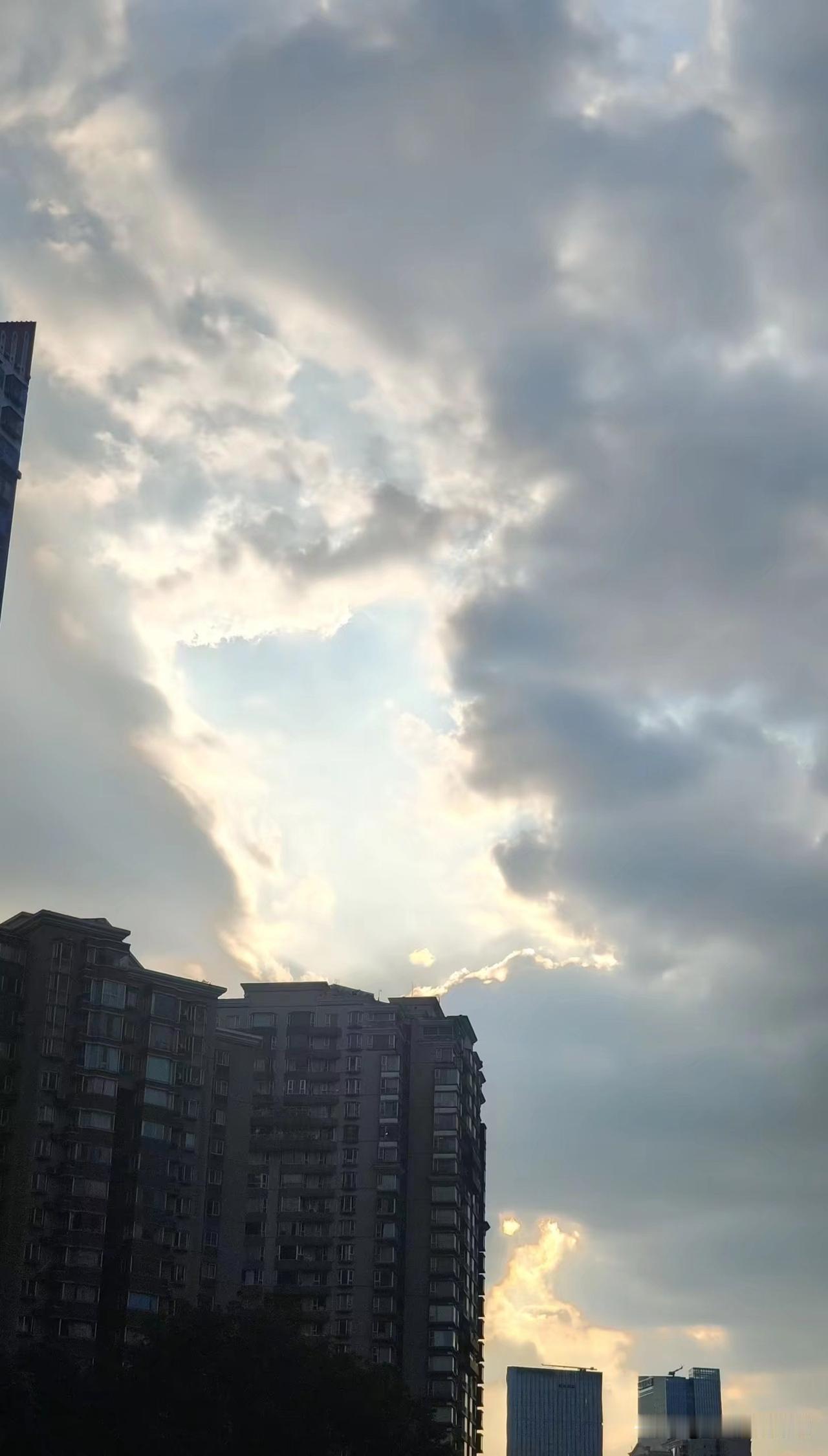 游戏里的人物并不知道自己属于游戏里的人物，就像现实世界里的人不清楚自己究竟是不是