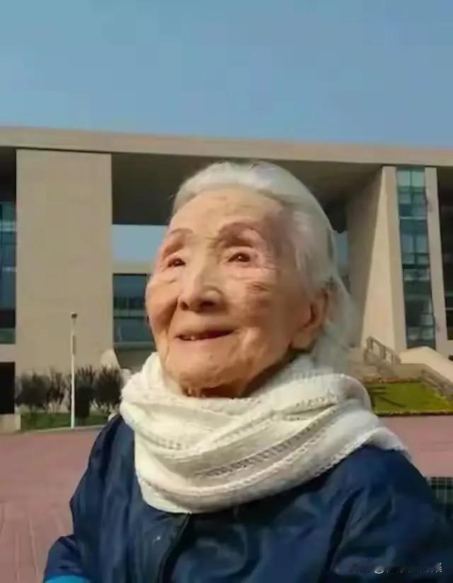 2015年10月17日，“两弹一星”郭永怀的夫人李佩在怀柔中国科学院大学“两弹一