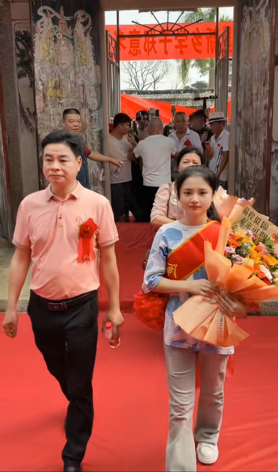 广东揭阳女孩郑意以高考650分成绩被北大录取，她在祠堂里发言称这是先祖庇佑 宗族