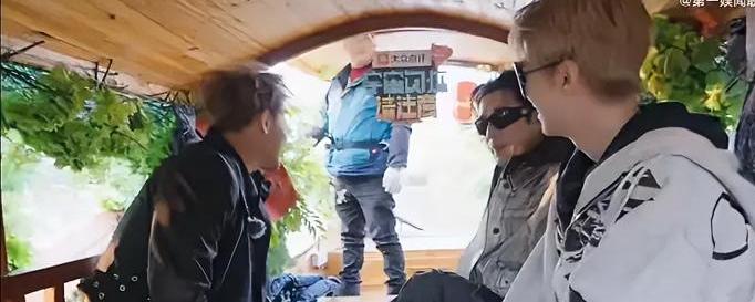 范丞丞自曝63公斤没腹肌，黄子韬羡慕到破防：这体重我馋哭了！
 
范丞丞在综艺里