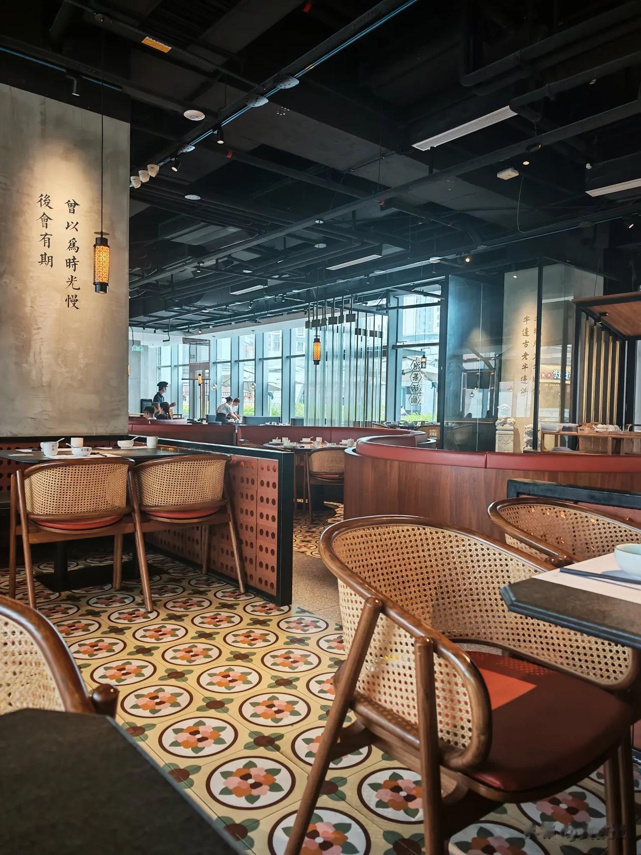 今天我自己来饭店吃点
到了饭点
吃饭的人，怎么这么少？