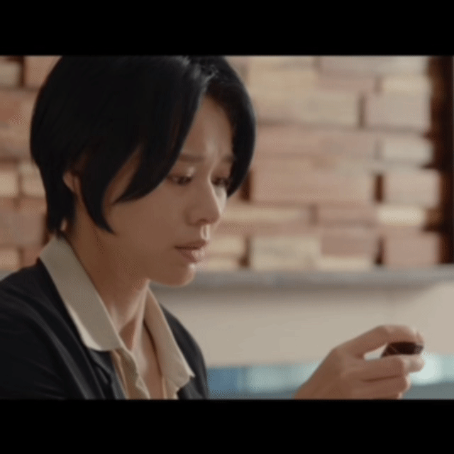 胡杏儿来内娱再火一次怎么了《绝命法官》里唐萱整理石志扬遗物的情节，看着特别让人心