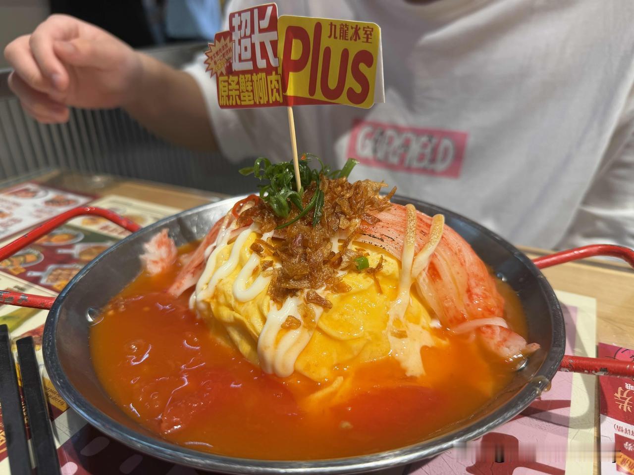 走进九龙冰室，复古霓虹招牌搭配怀旧港风海报，耳边围绕着粤语老歌，瞬间就有置身香港