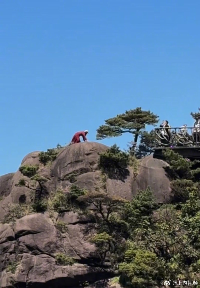 #游客为出片翻越护栏至悬崖边拍照#【多名游客为出片翻越三清山一处网红悬崖护栏拍照