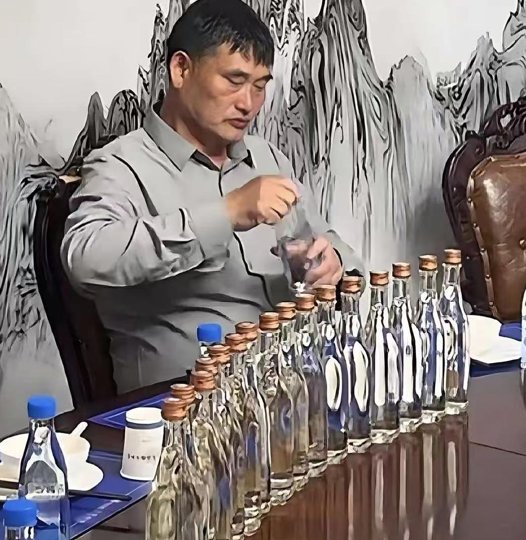 身价暴涨却毫无排场！大衣哥聚餐只喝光瓶酒，一众明星该好好学学
 
大衣哥商演结束