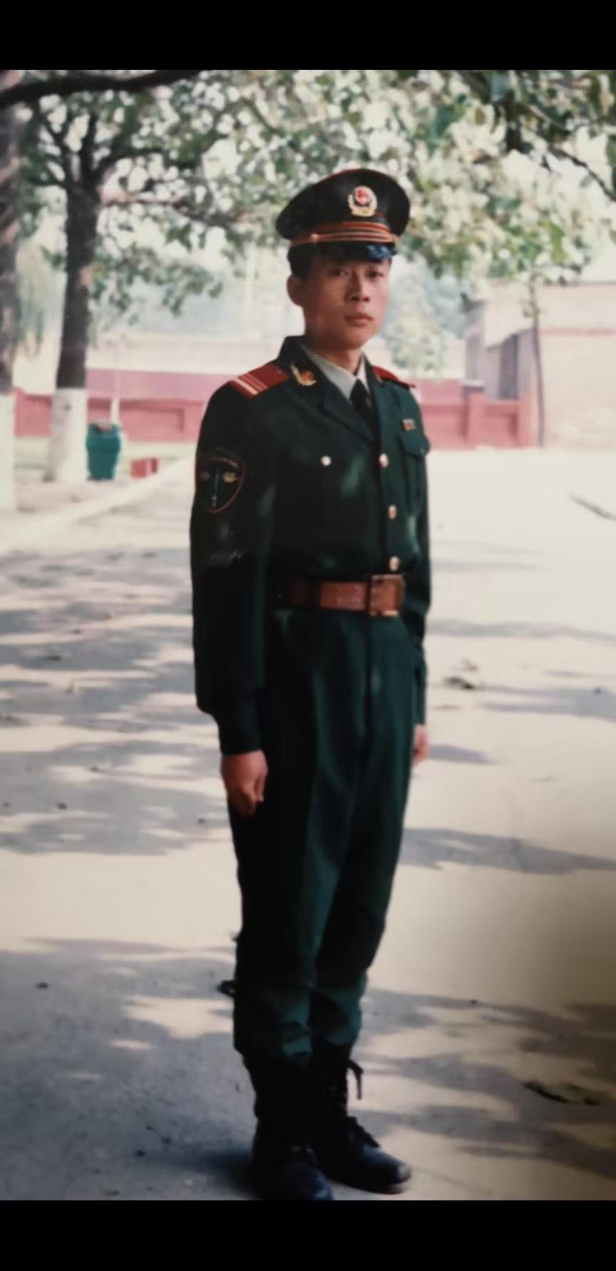 96年底当兵，铁了心要去武警部队，一是觉得武警的服装好看，更重要的是认为武警可以