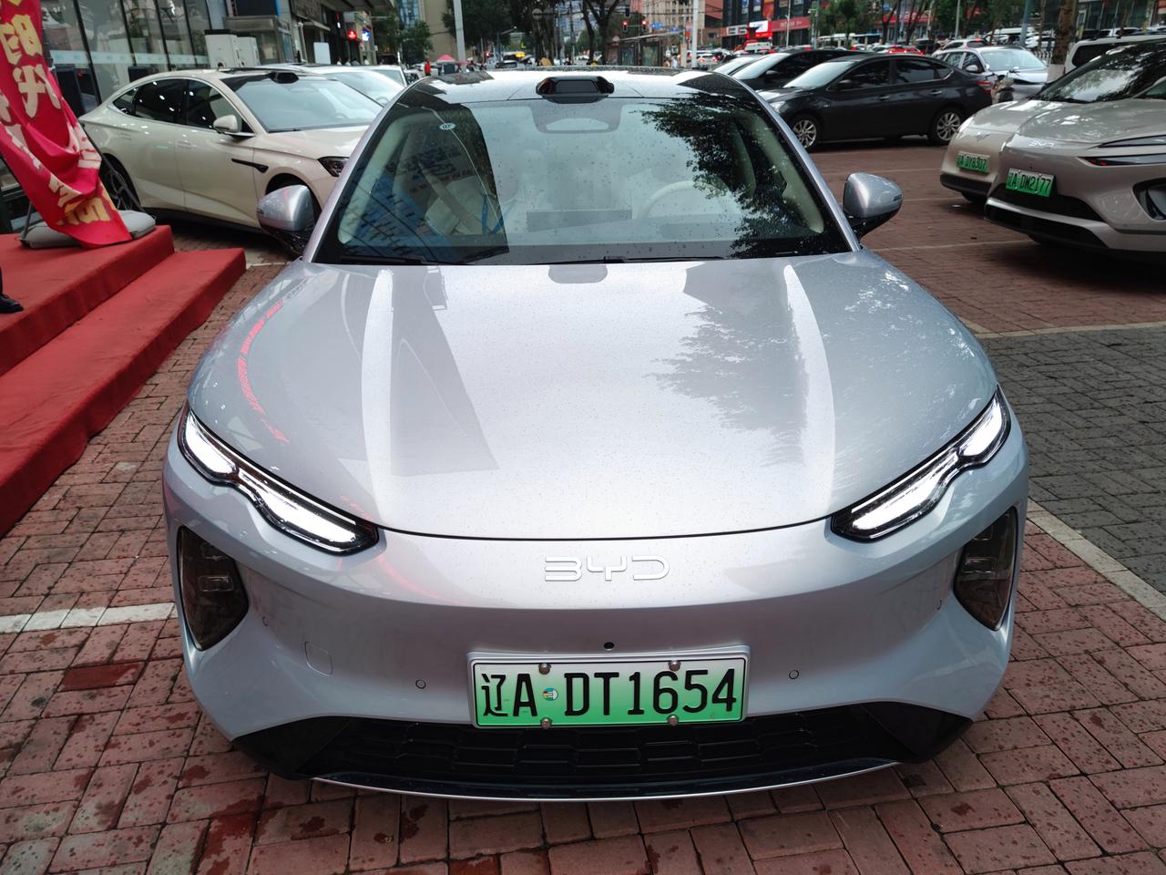 比亚迪全新《海豹08》上市
   海豹08是比亚迪海洋网中大型旗舰轿跑，于202