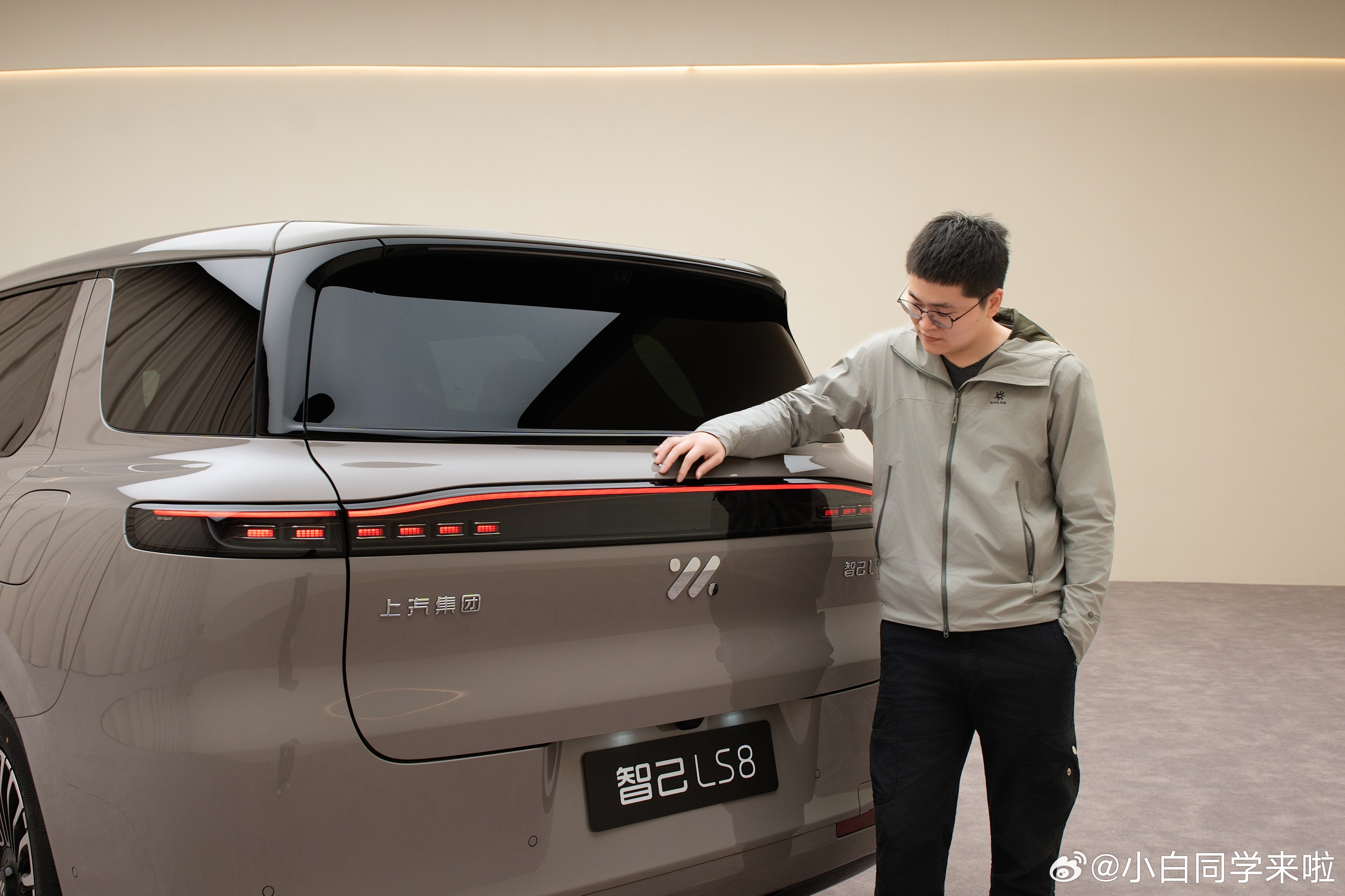 智己LS8预售发布定档3月26日 ，今天在上海拍摄智己 LS8。体验完我觉得“这