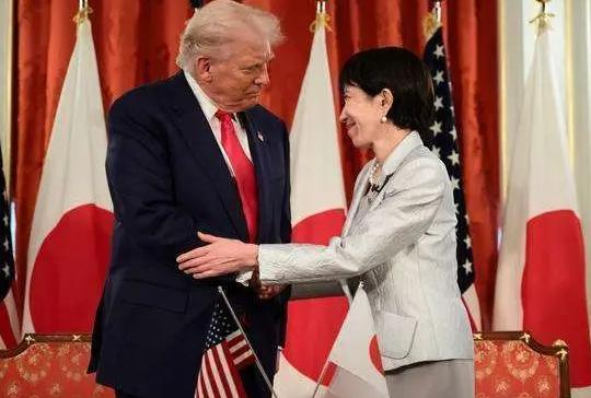 就在中日关系愈演愈烈的时候，一个诡异的现象发生了！现在不仅是美国在给咱们“递刀子
